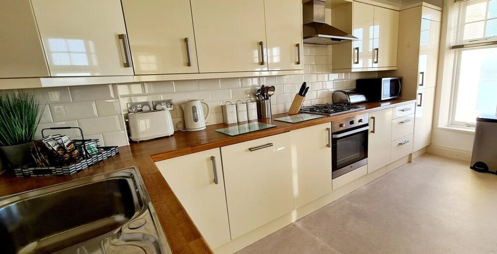 Shore Thing - Beachfront Apartment - Sleeps 4