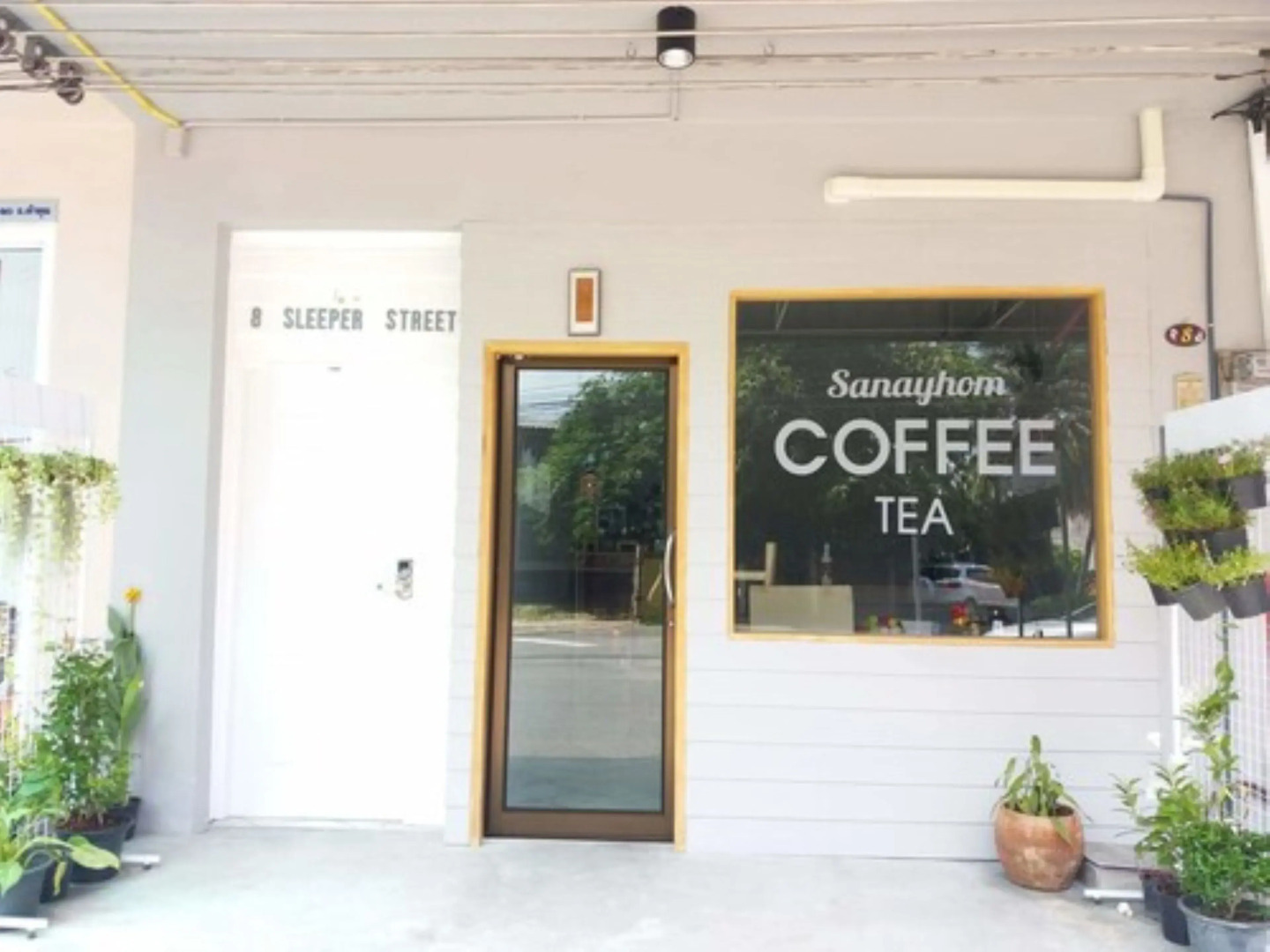 8 Sleepers Street Hostel