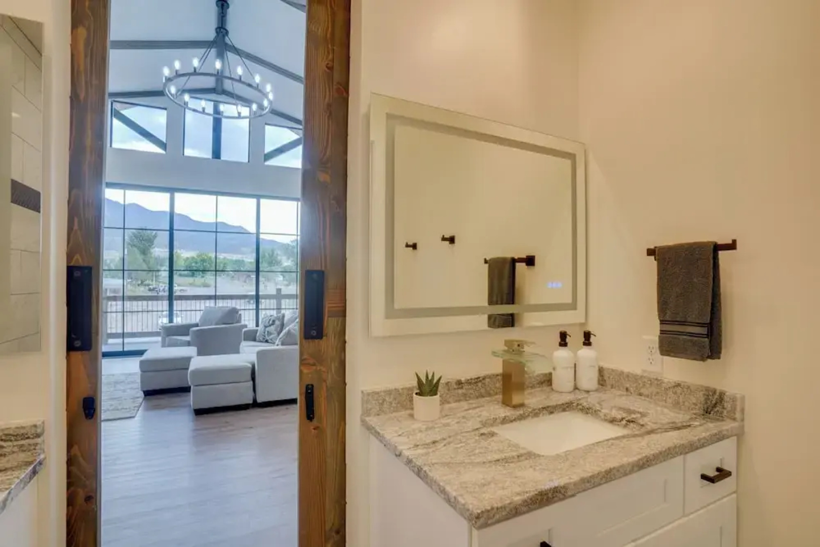 Chic Utah Getaway w/ Fireplace, Sauna & 2 Decks!