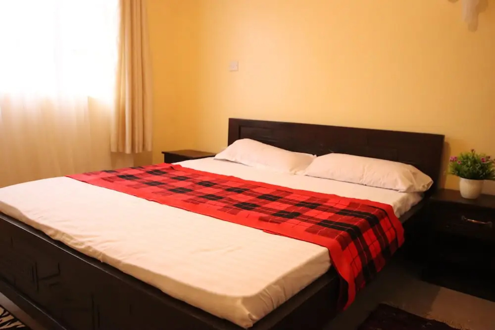 Lux Suites Ebony Mara House