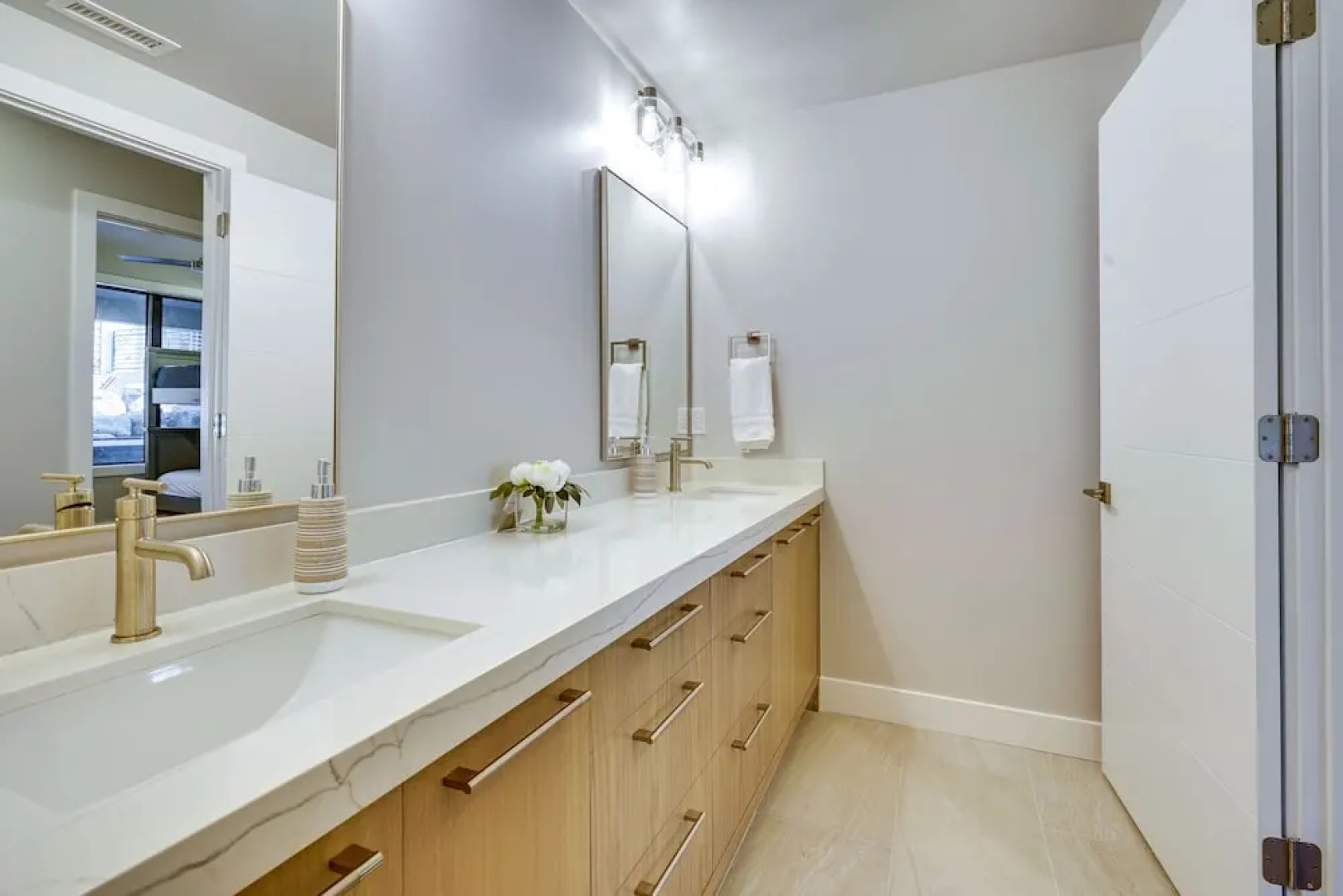 Hideout Haven: Luxe Retreat w/ Lake View & Hot Tub