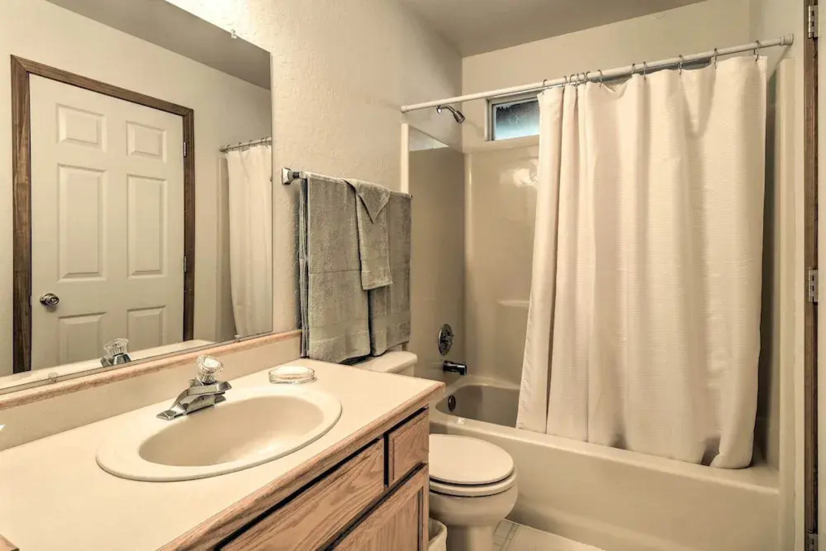 4 Mi to Big Tree State Park: Serene Cabin w/ Deck