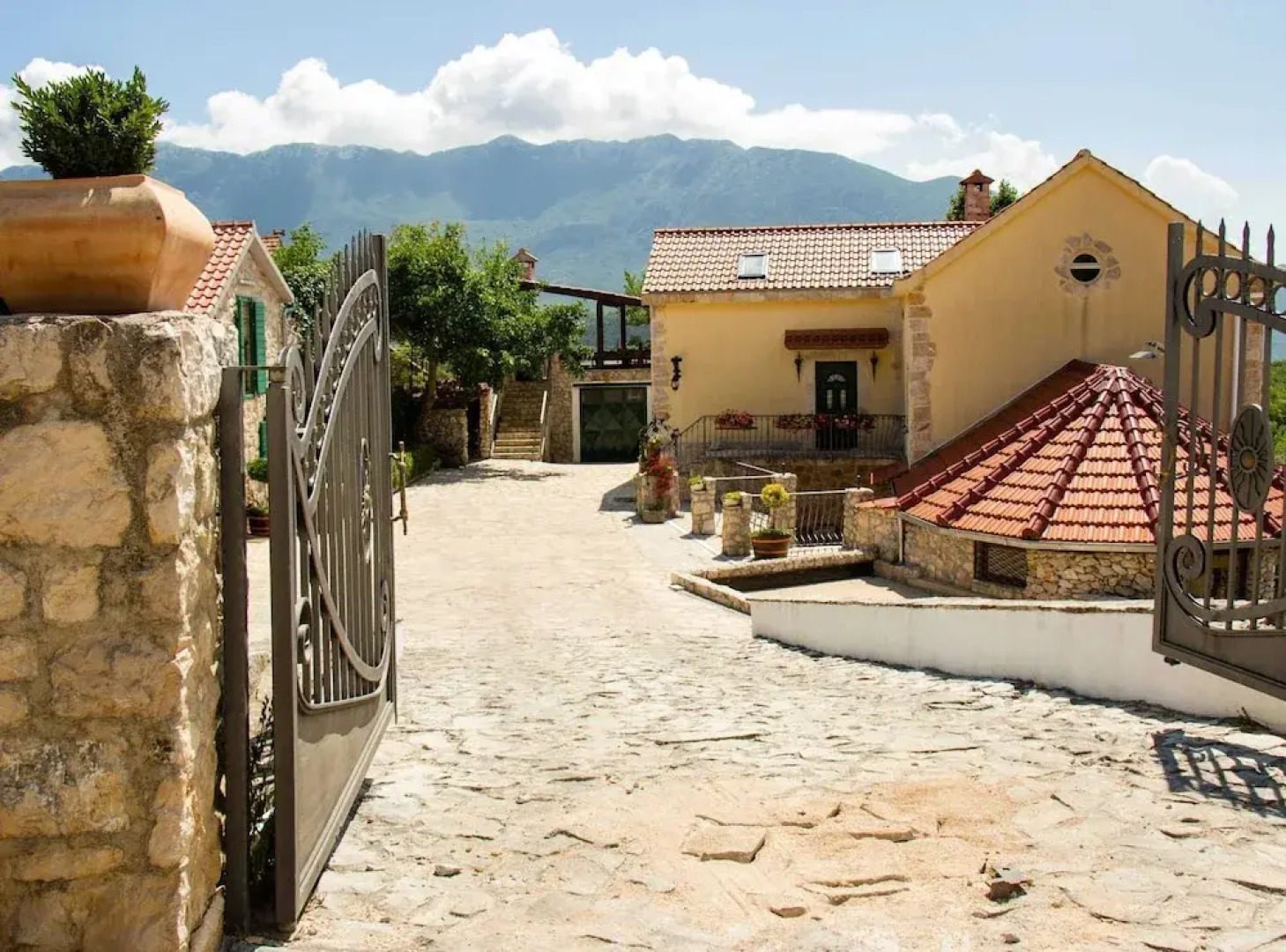 Authentic Dalmatian Hillside Escape With Pool, Sauna & BBQ