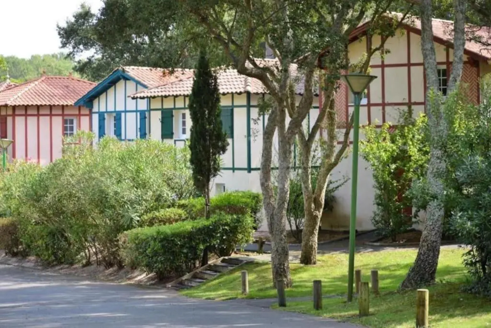 Maison au milieu des pins entre golf et océan