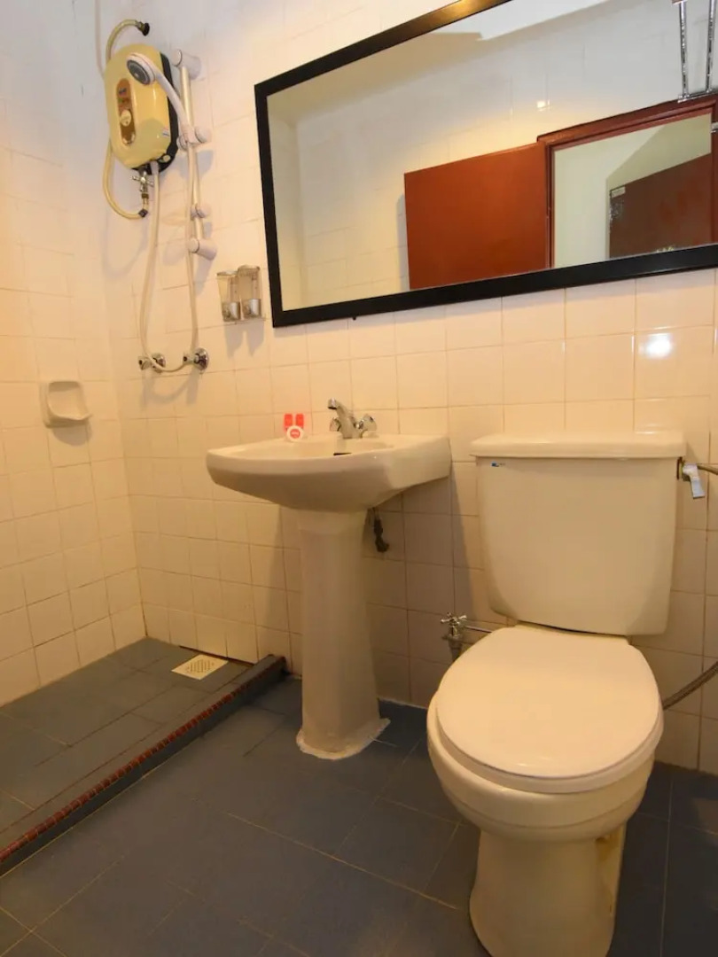 OYO 89627 Hotel Sarina