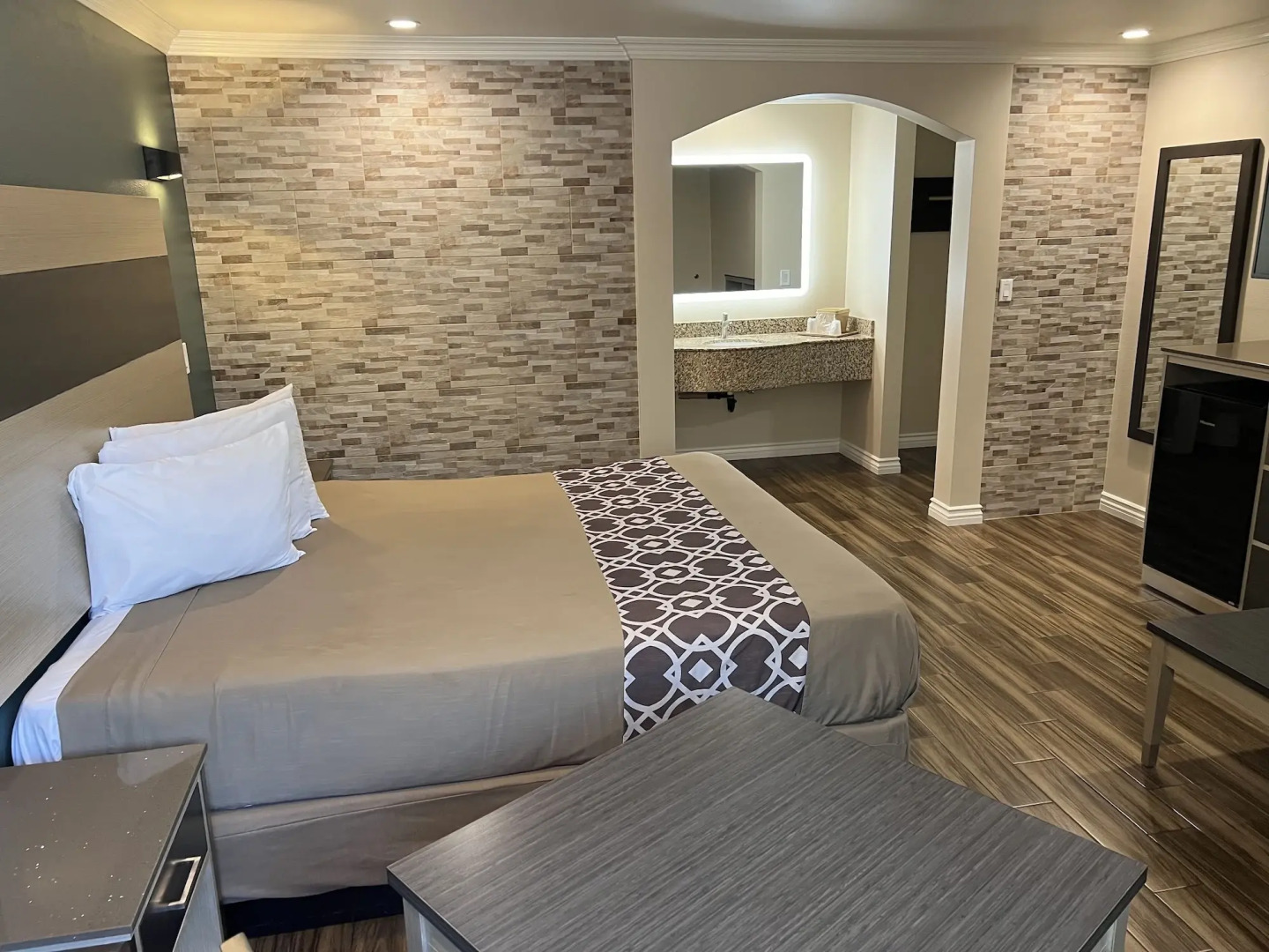 Walnut Inn & Suites West Covina