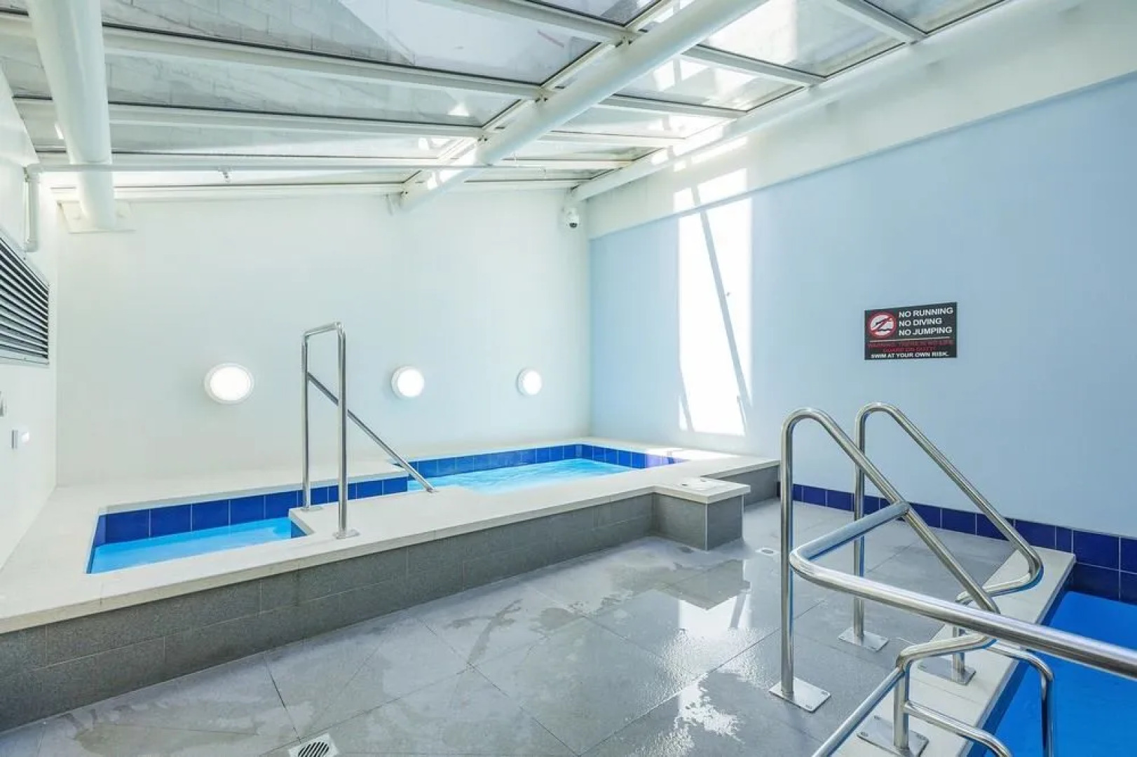 Sea view studio with pool and gym