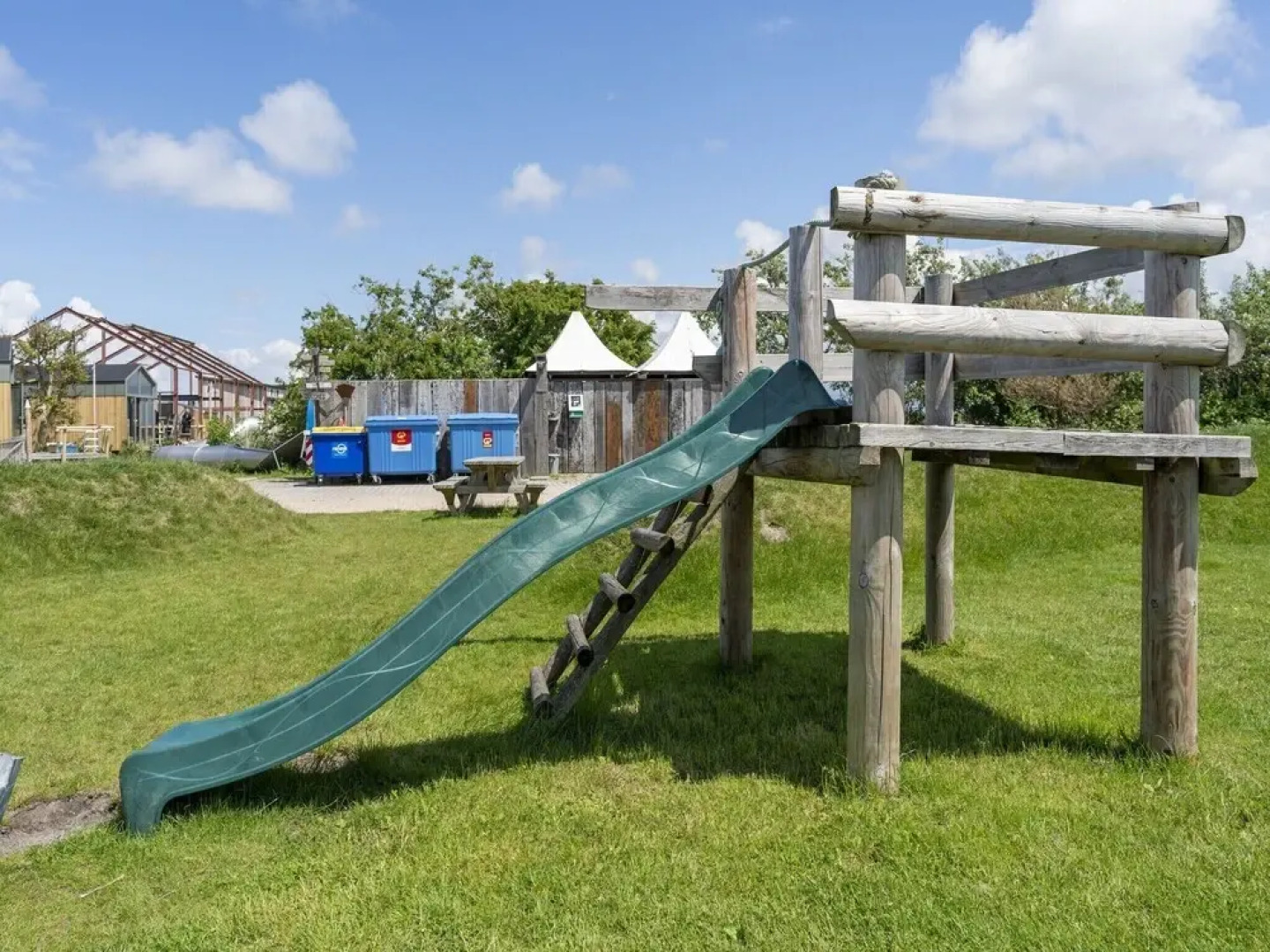 Wonderful Beach Lodge for 8 People near Beach, Sea, & Village of Callantsoog