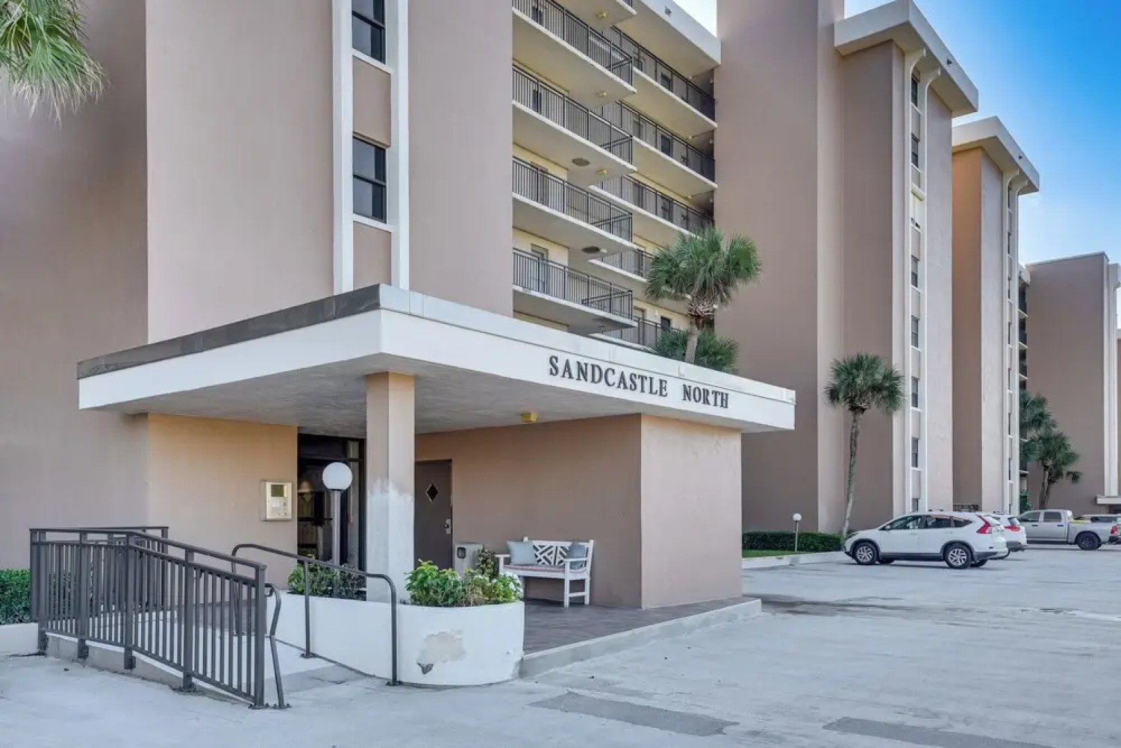 Beachfront Condo w/ Pool Access in Ponce Inlet