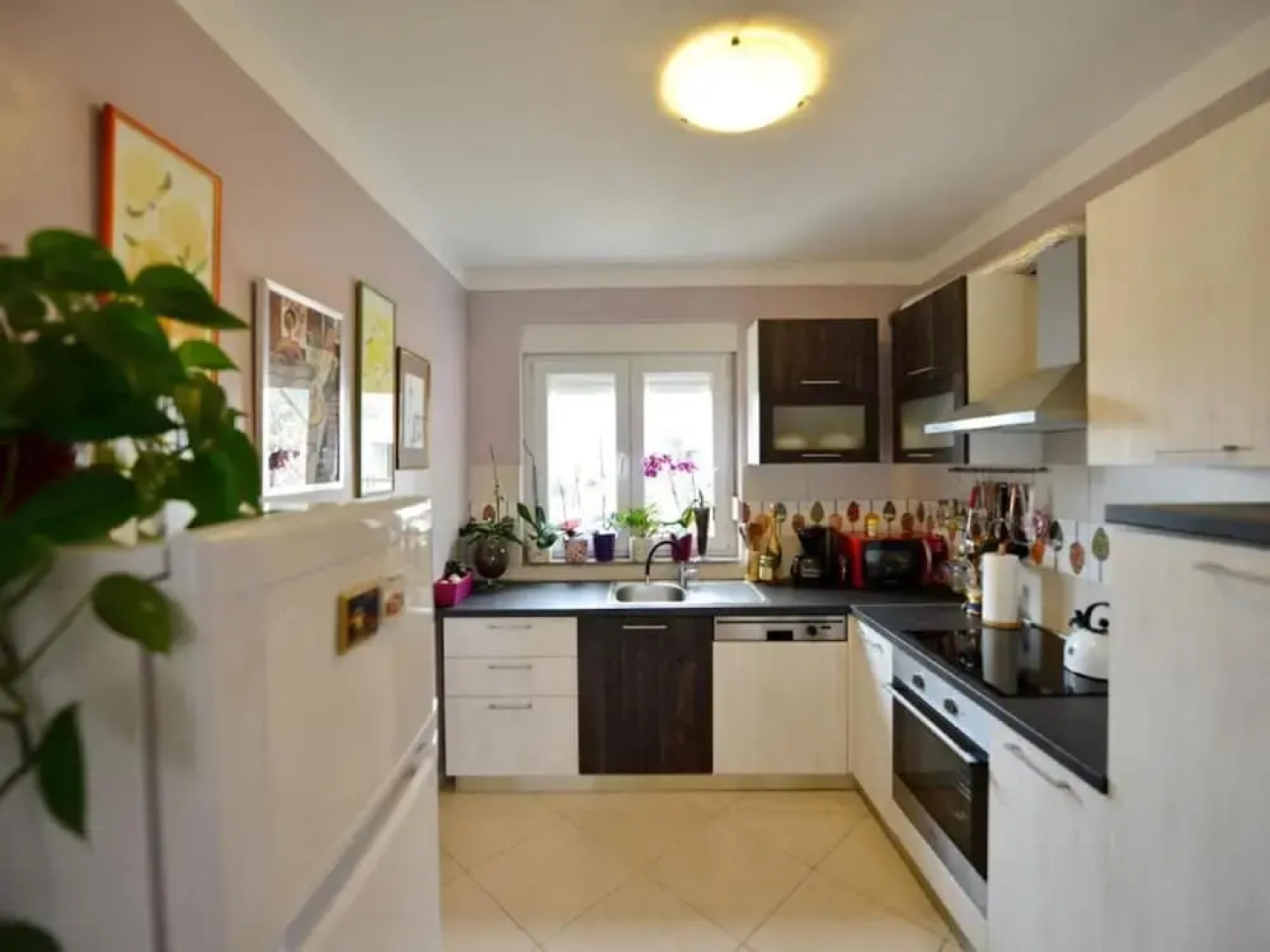 Home With Swimming Pool & Outdoor Kitchen