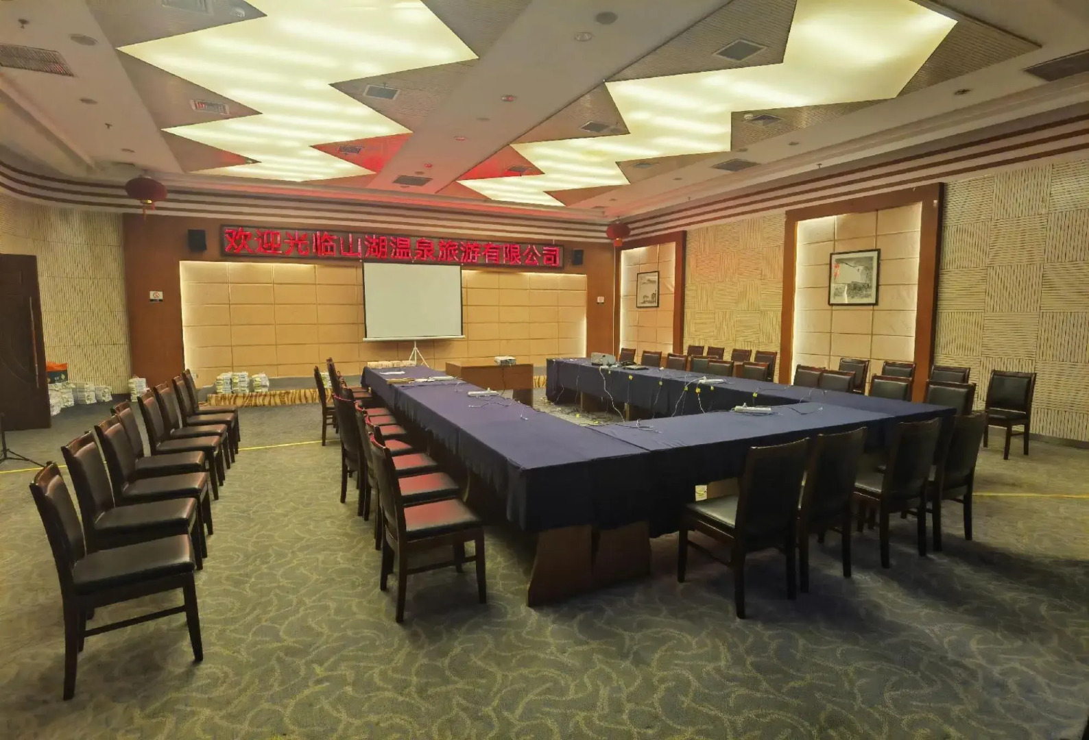 Jiayushan Lake Hot Spring Resort Hotel