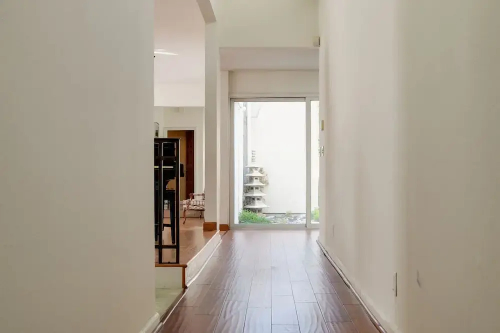 Sunny Pasadena Mansion, Sparkling Heated Pool & Projector Room!