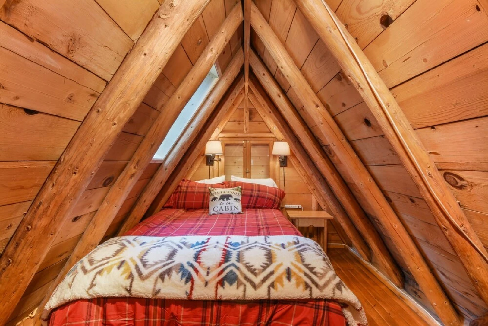 Dancing Cubs Camp - Hot Tub 2 Bedroom Cabin by Redawning