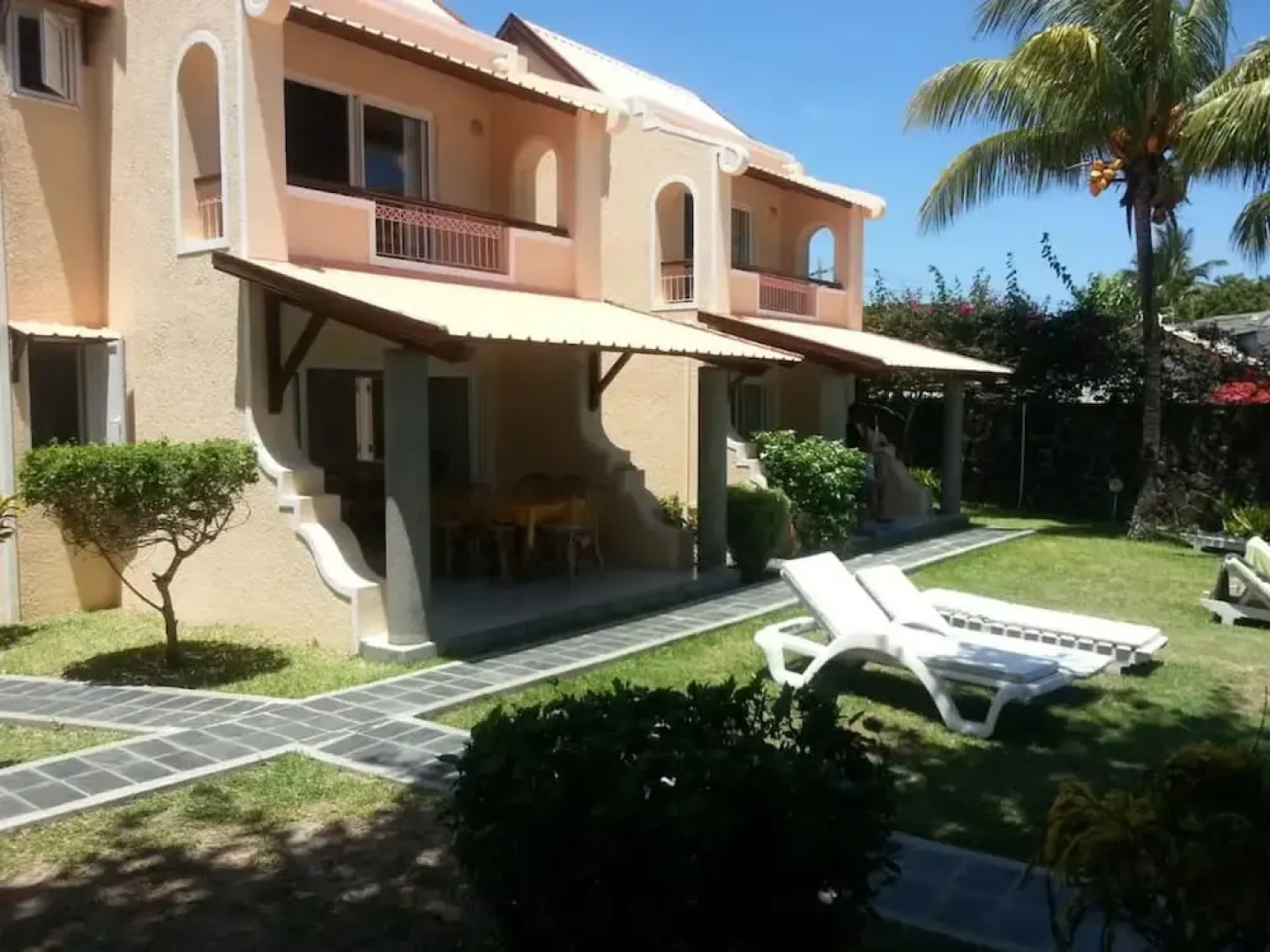 Residence With 6 Seafront Bungalows and Swimming