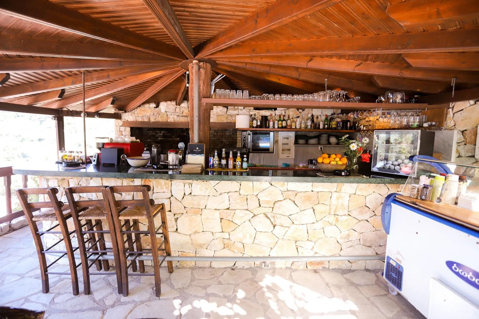 Bastas Hotel & Studios