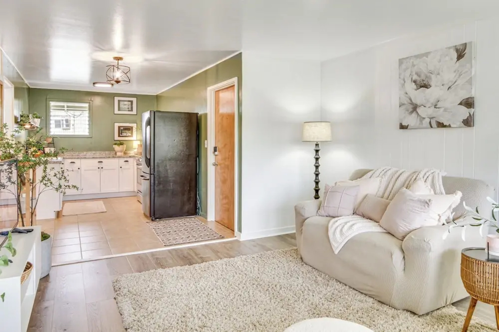 Hilo Apartment w/ Lanai - 2 Mi to Beaches!