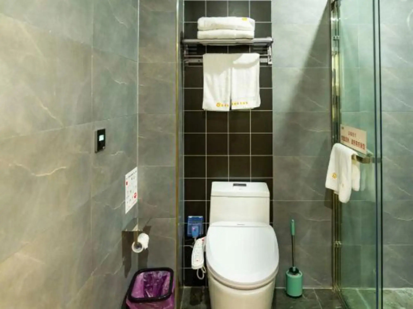 Qianshan Xinan Film Light Luxury Hotel