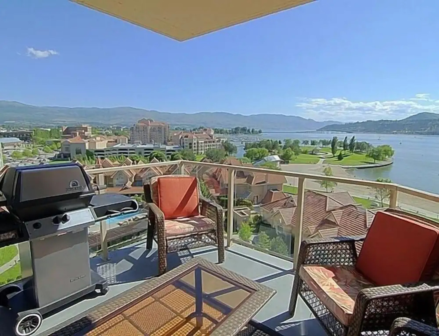 Sunset Waterfront Resort by KelownaGo