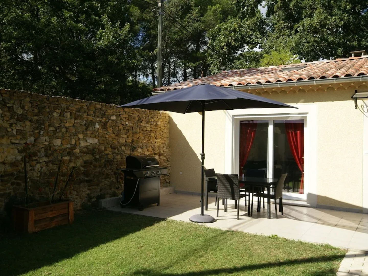 Recently Built Villa With Shared Swimming Pool Near the Village of Piolenc