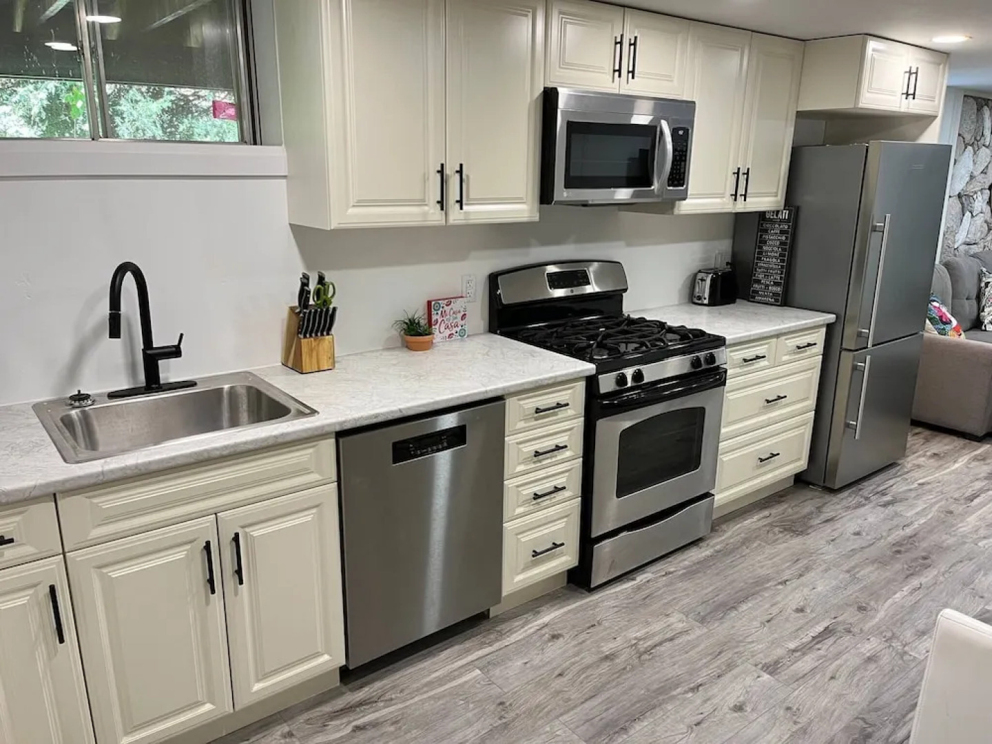 Adorable 1 Bedroom Suite With Kitchen &