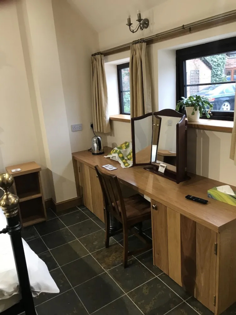 Nuneaton - Cottage - Sleeps 2 - Parking - Garden