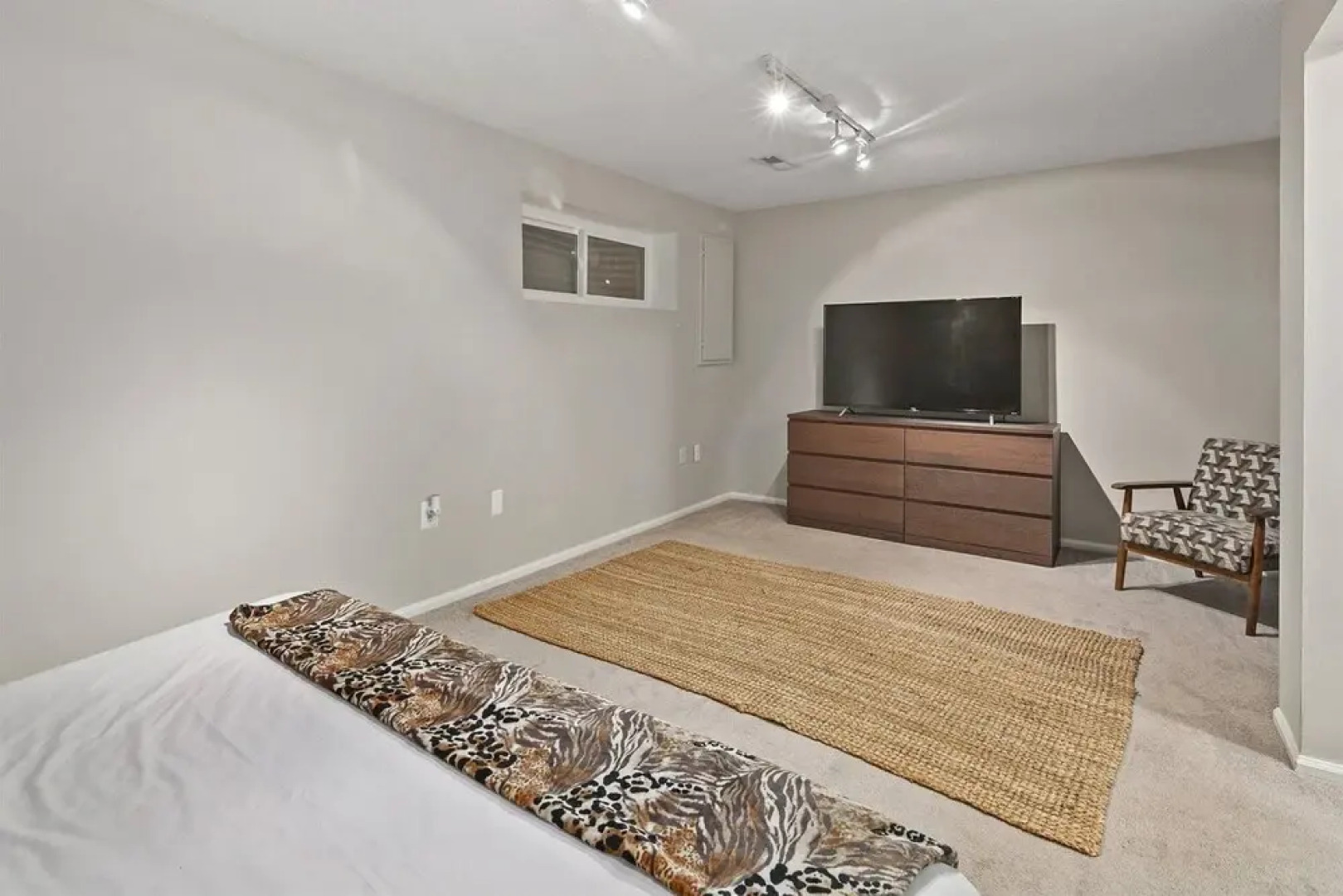 Top Rated Townhome - Largest Corner Unit With Patio, Deck, Basement, and new Luxury Mattresses! Self Checkin. Super Host Support!