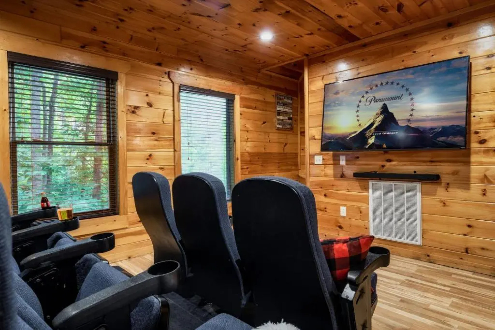 Bear Time Cabin - Scenic Mountain View, Firepit, Hot Tub, Theater, 4BR 3BA Sleeps 14
