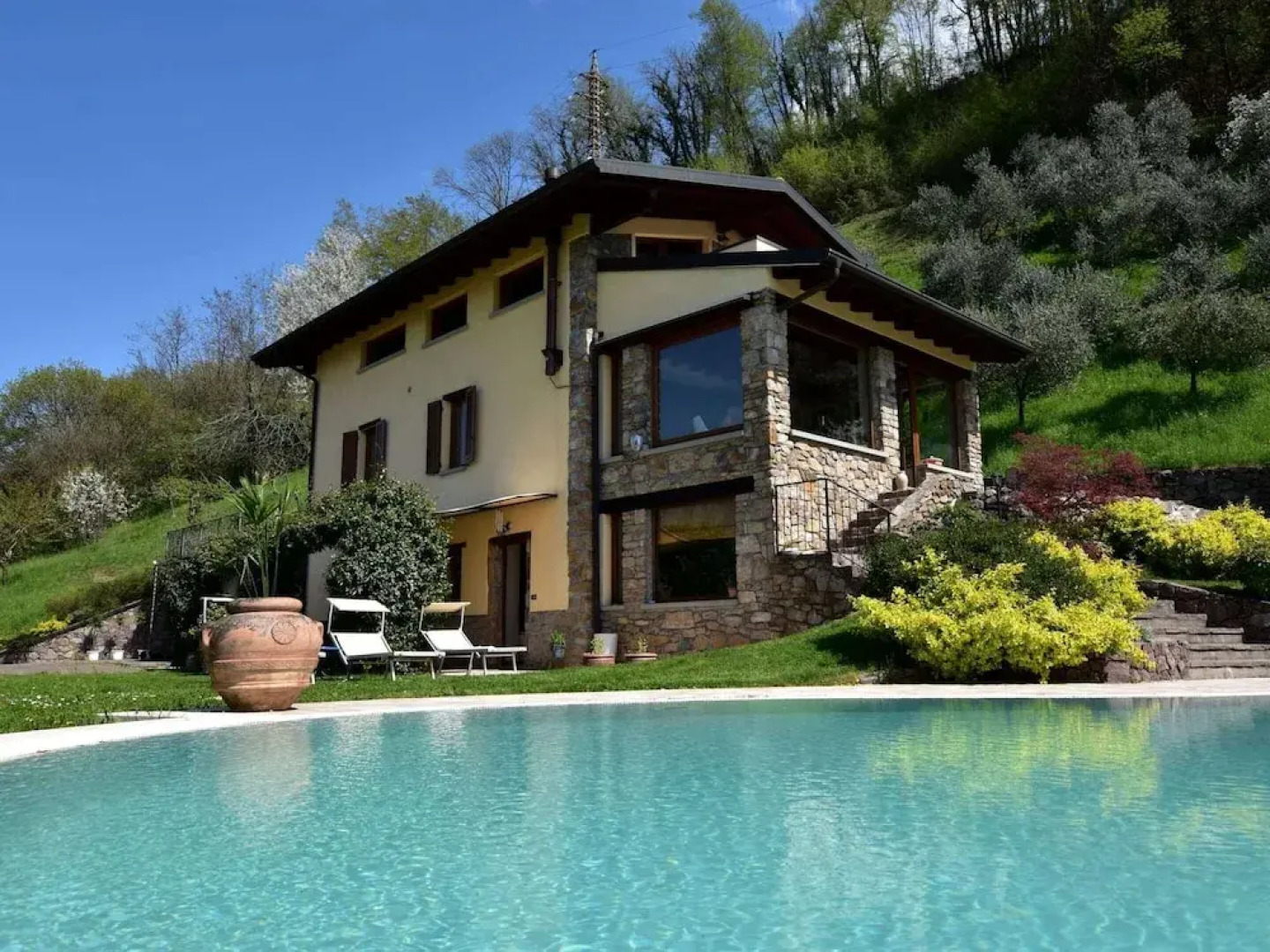 Flat by Lake Iseo With Mountain Views
