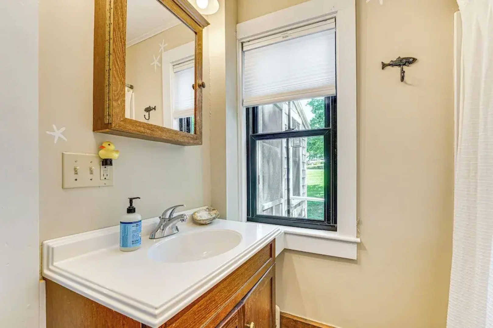 Charming Cottage w/ Patio, Walk to Boothbay Harbor