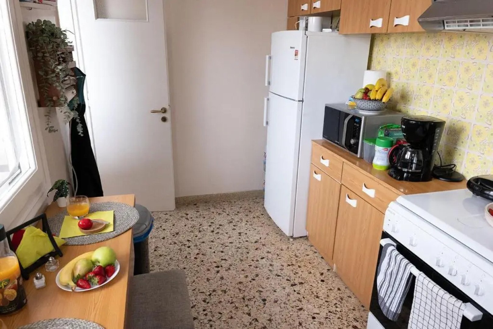 Lovely 1-bdrm condo, balconies 5 min walk to beach