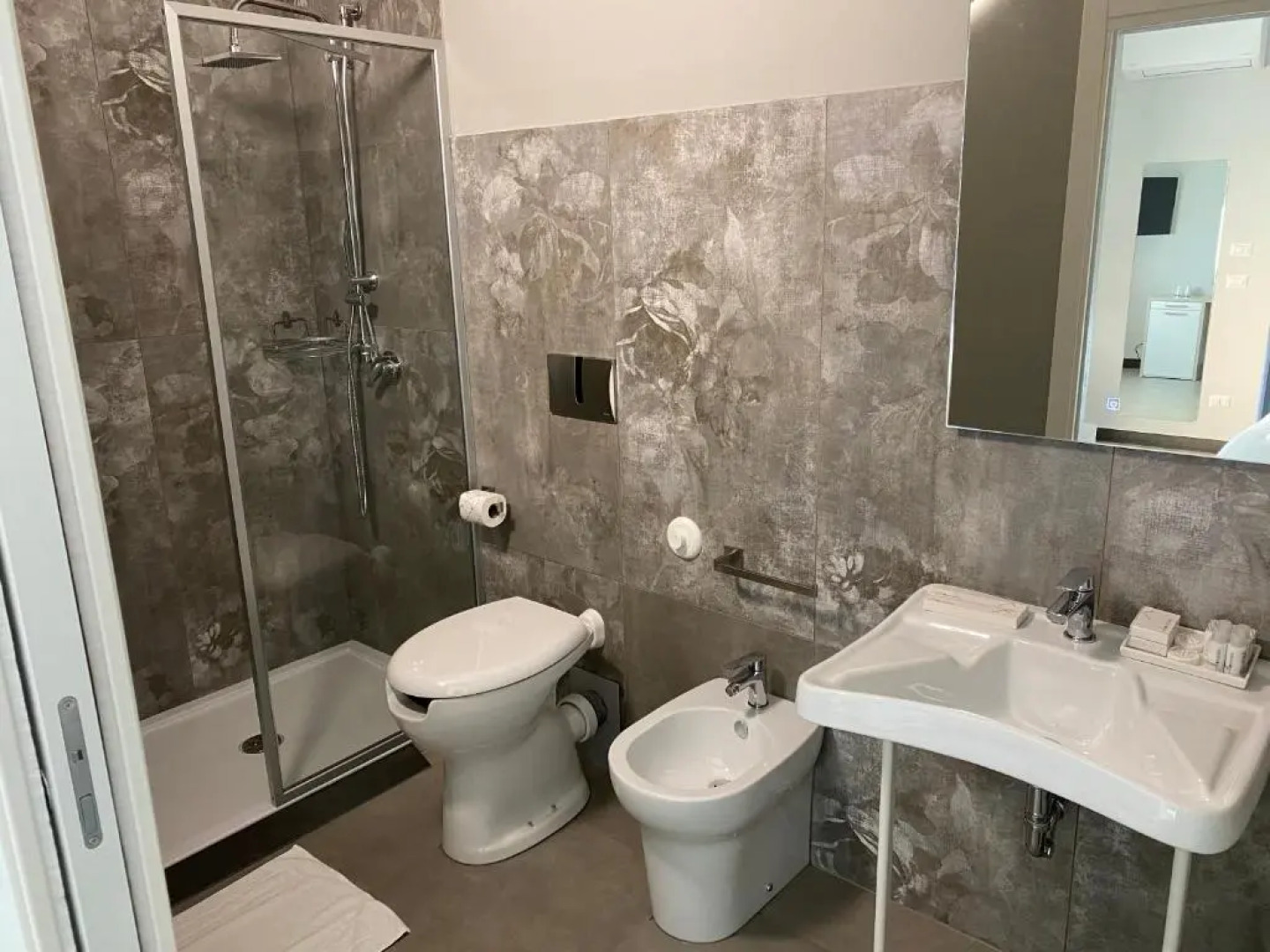 Skyline Rooms & Suites