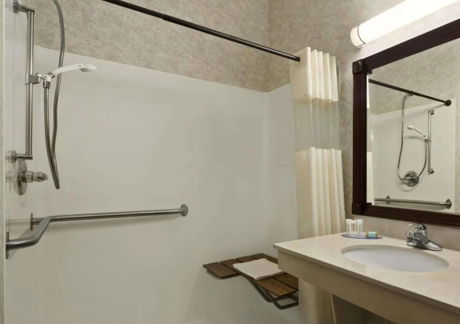 Travelodge & Suites by Wyndham Fargo/Moorhead