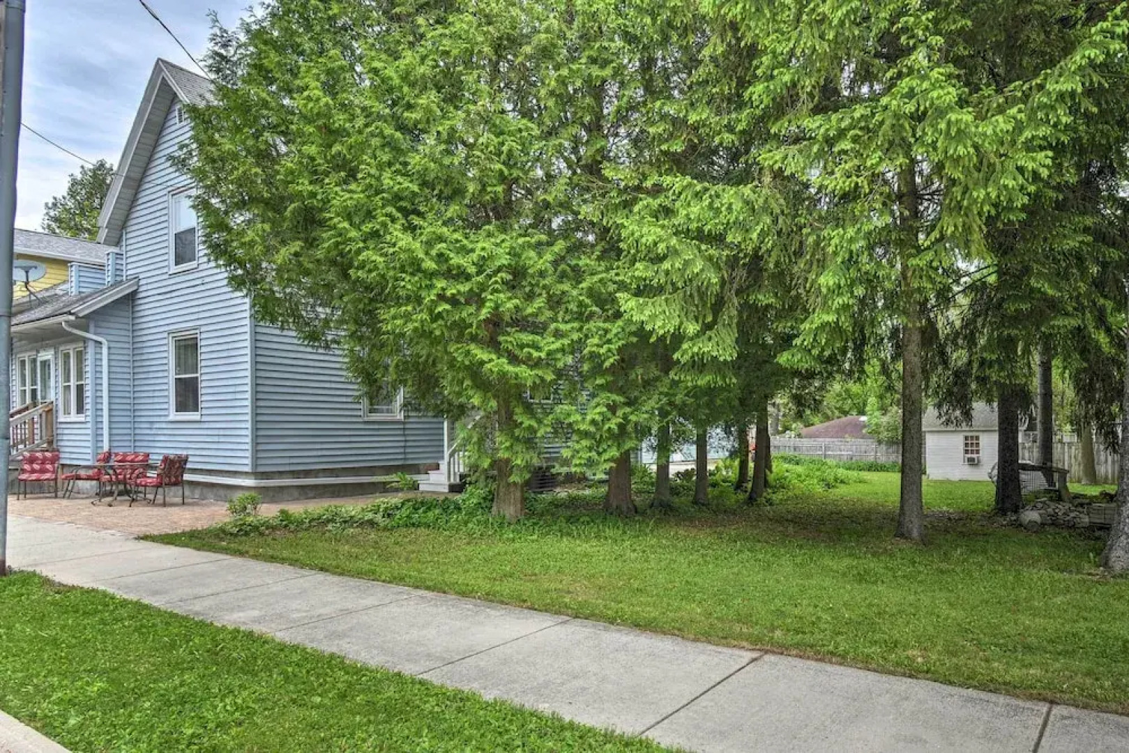 Walkable Lake Elkhart Apt: Dine, Shop, Swim!