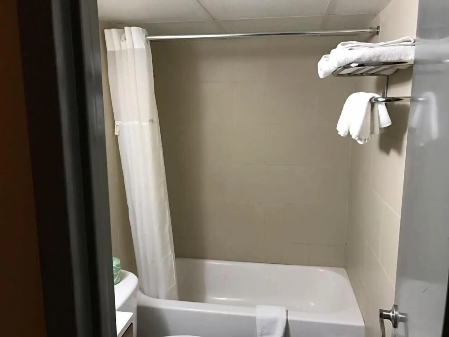 Travelodge by Wyndham Avenel Woodbridge