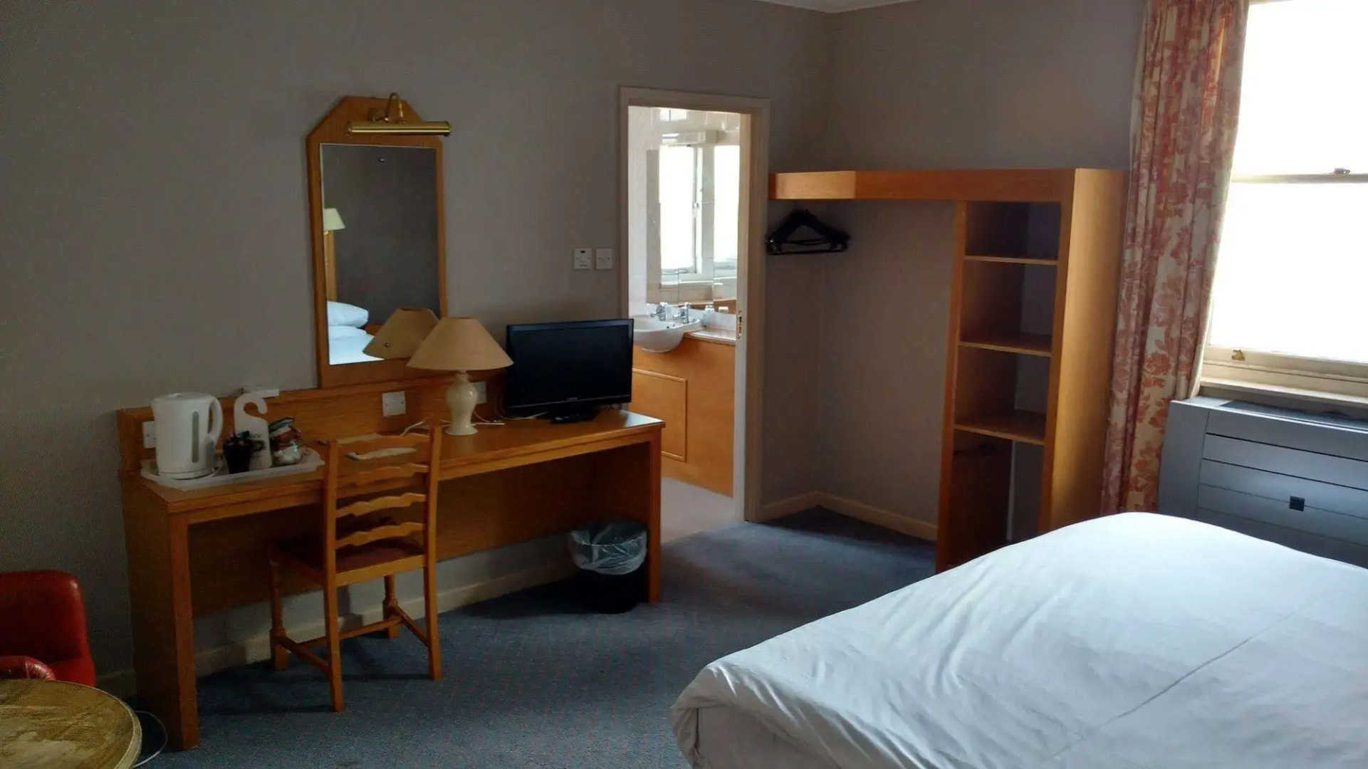 Royal Hotel, Bar & Grill