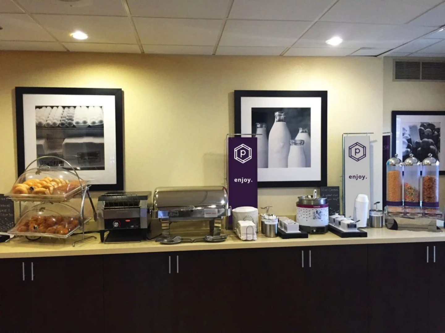 Ramada By Wyndham Niagara Falls By The River