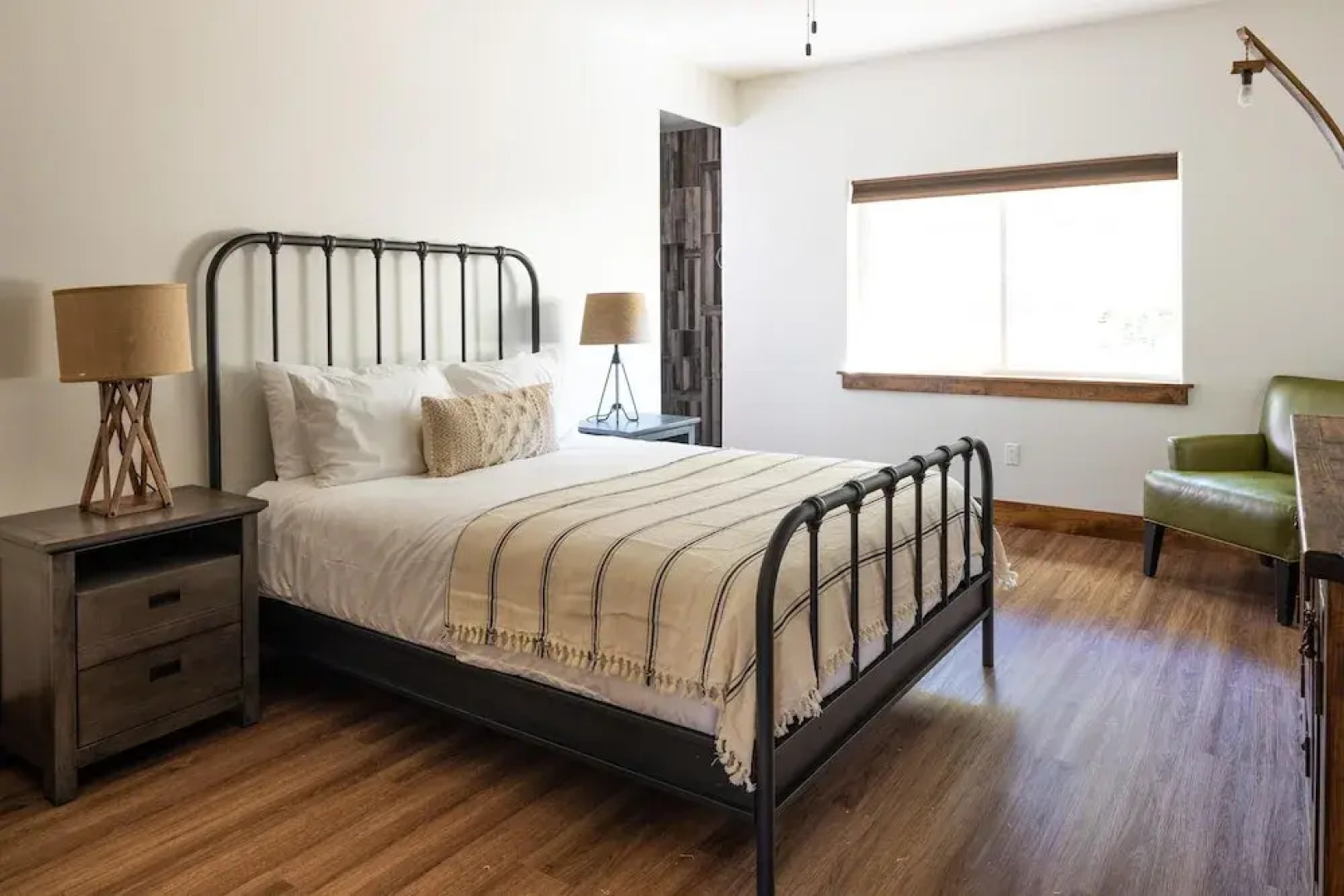 Emerson by AvantStay | Secluded Home - 125 Acres w/ Hiking, Hot Tub & Patio