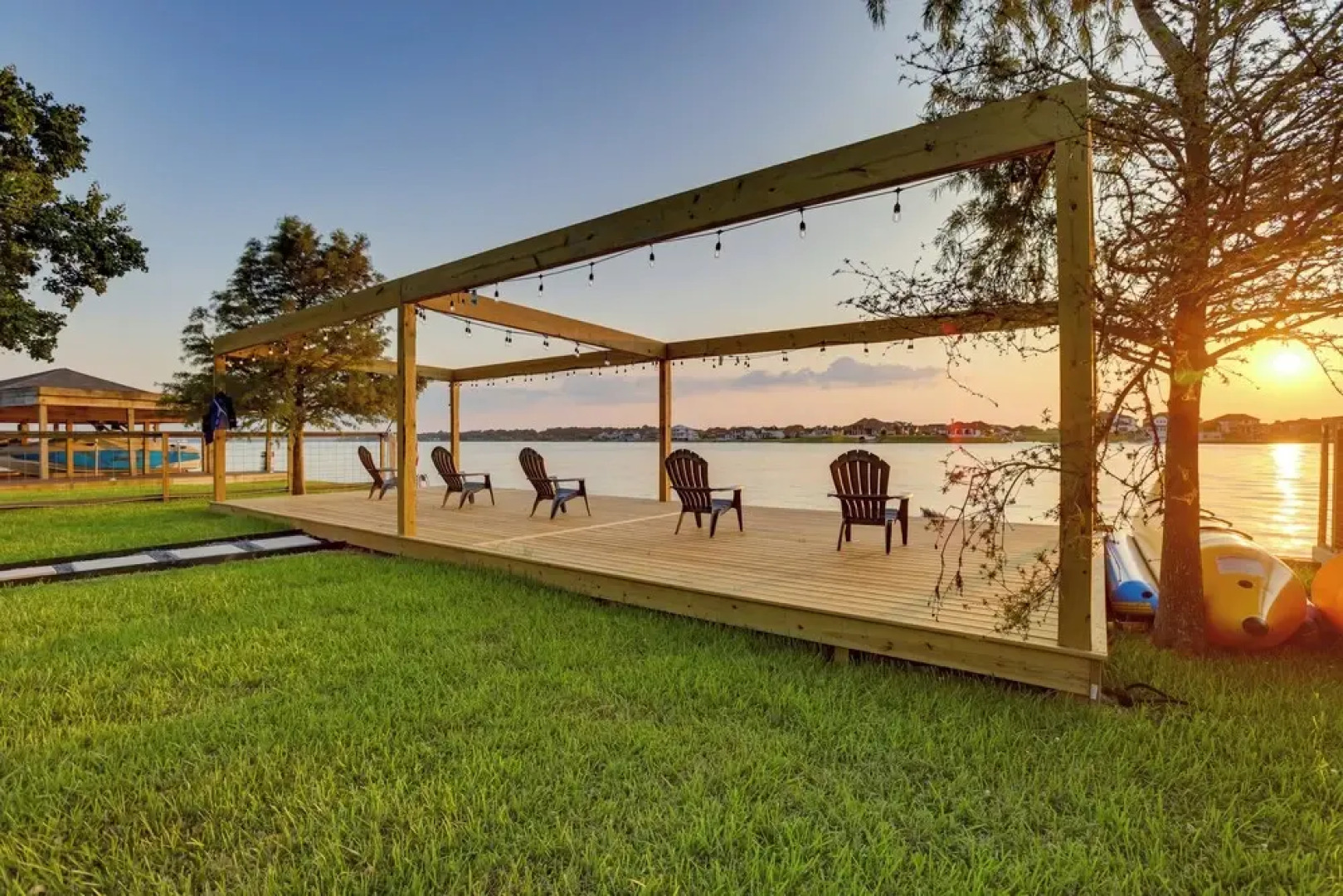 Willis Waterfront Home w/ Deck on Lake Conroe!