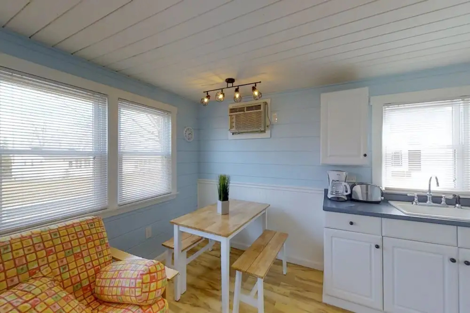 Holiday Guest House Bed & Breakfast