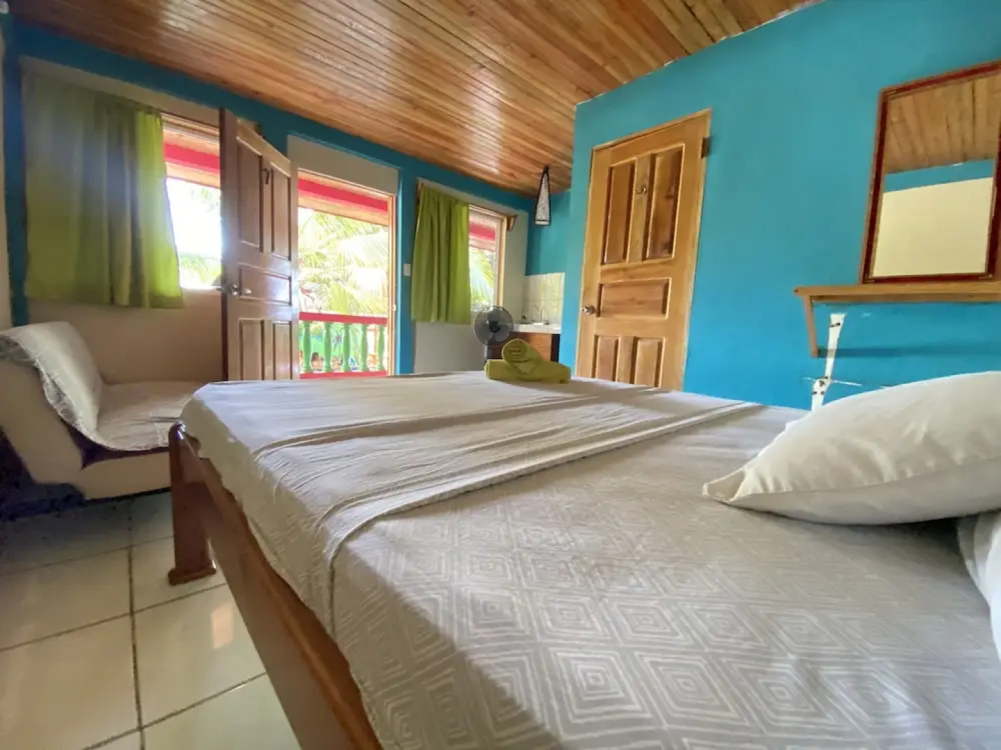 Las Palmeras Beachfront Hotel