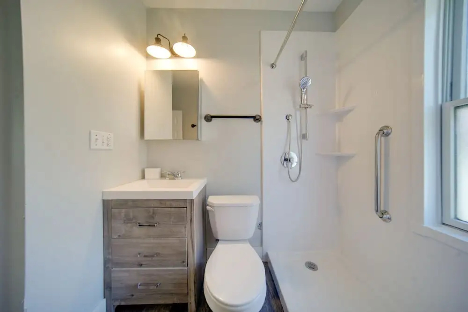 < 3 Mi to Dtwn: Cleveland Apt w/ Deck & Wet Bar