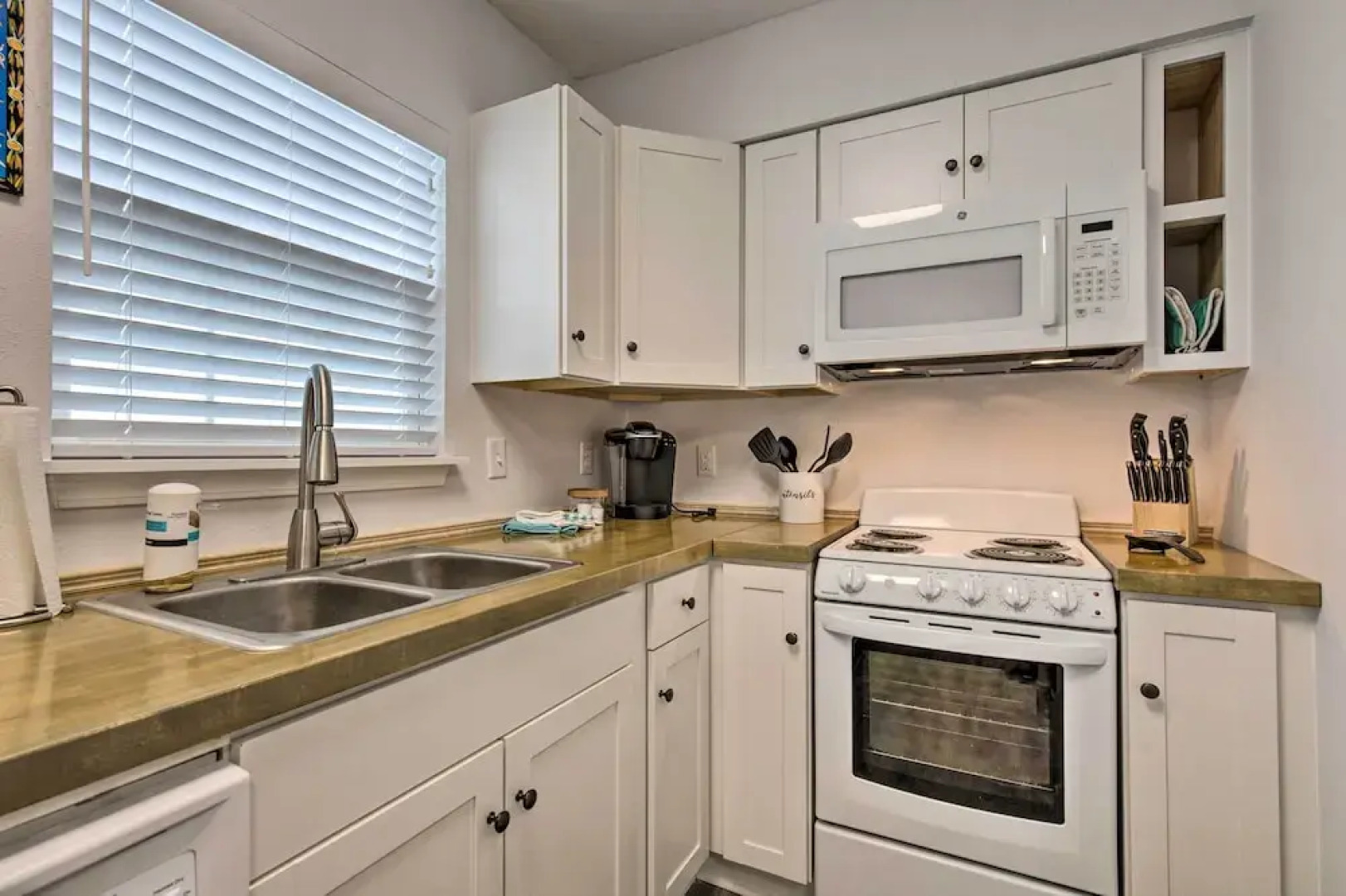 Downtown Ocean Springs Duplex w/ A/C 1 Mi to Beach