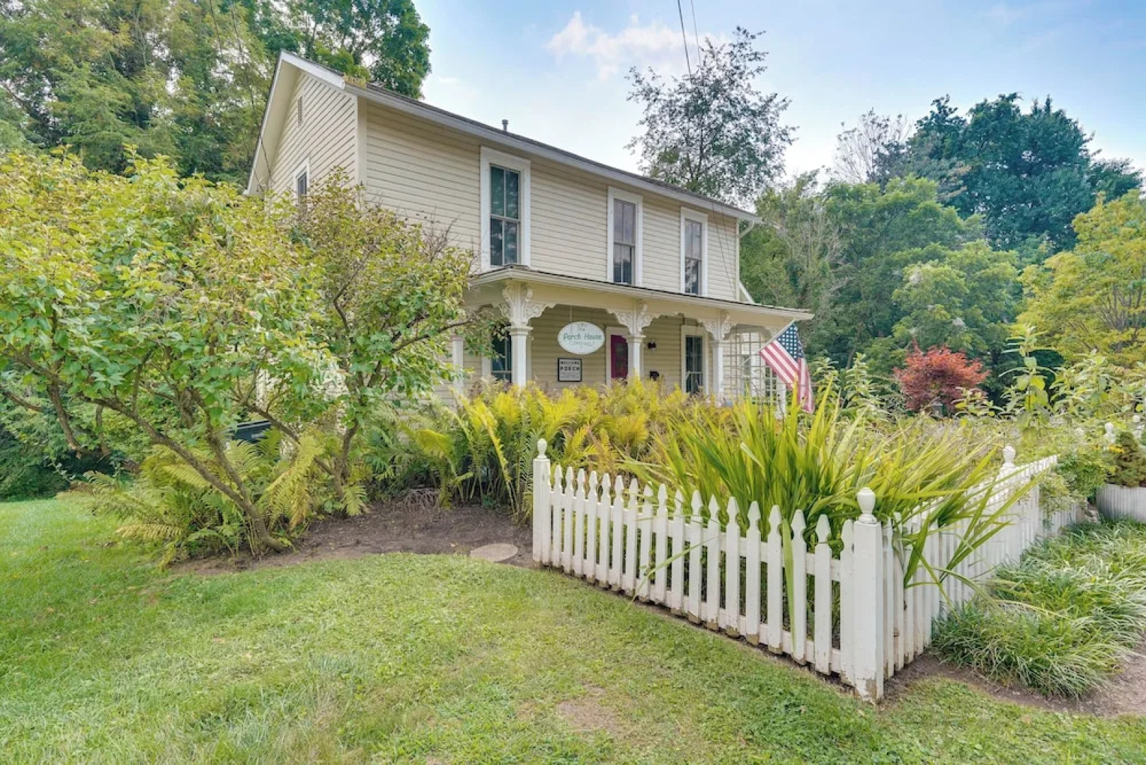 'the Porch House' Located in Historic Village