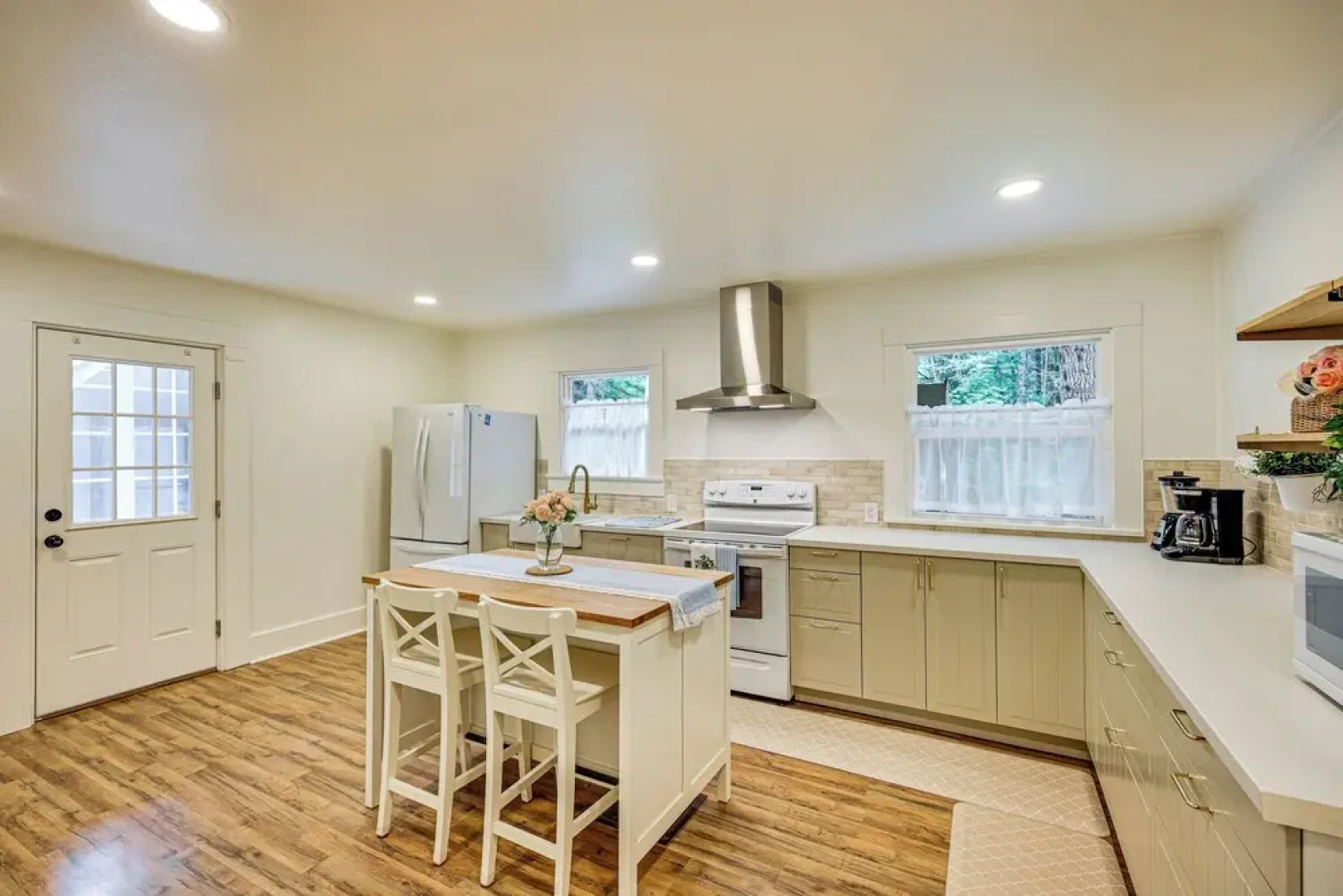 7 Mi to Mt Rainier NP: Home w/ Private Hot Tub!