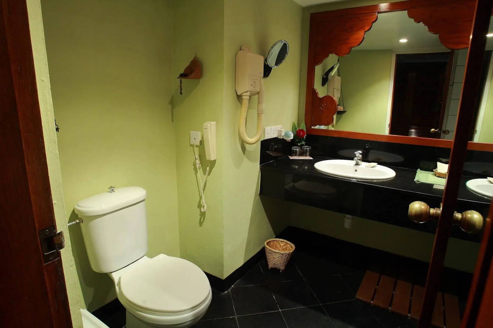 Shangri-La Village Resort