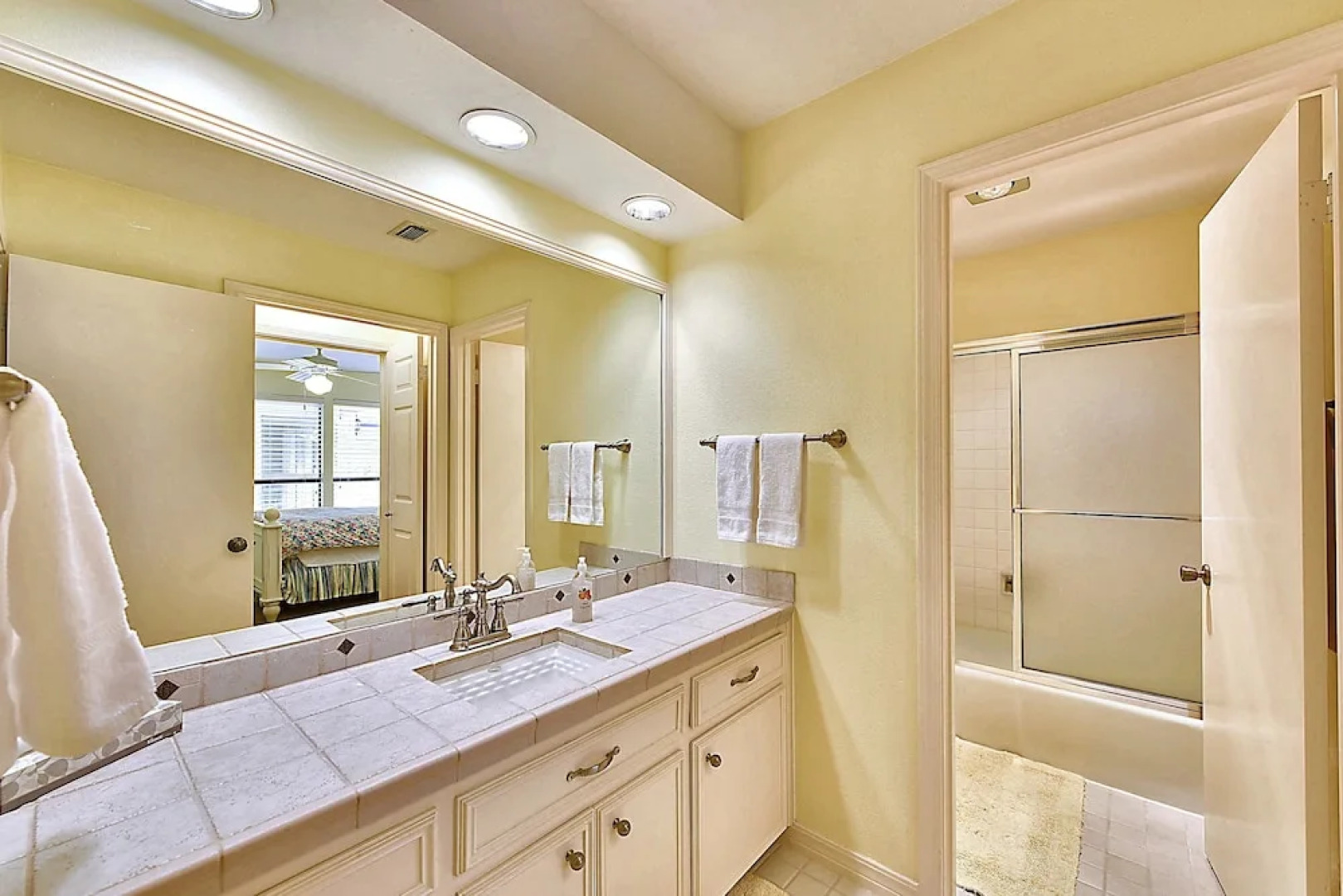 4BR Lakeway Waterfront by RedAwning