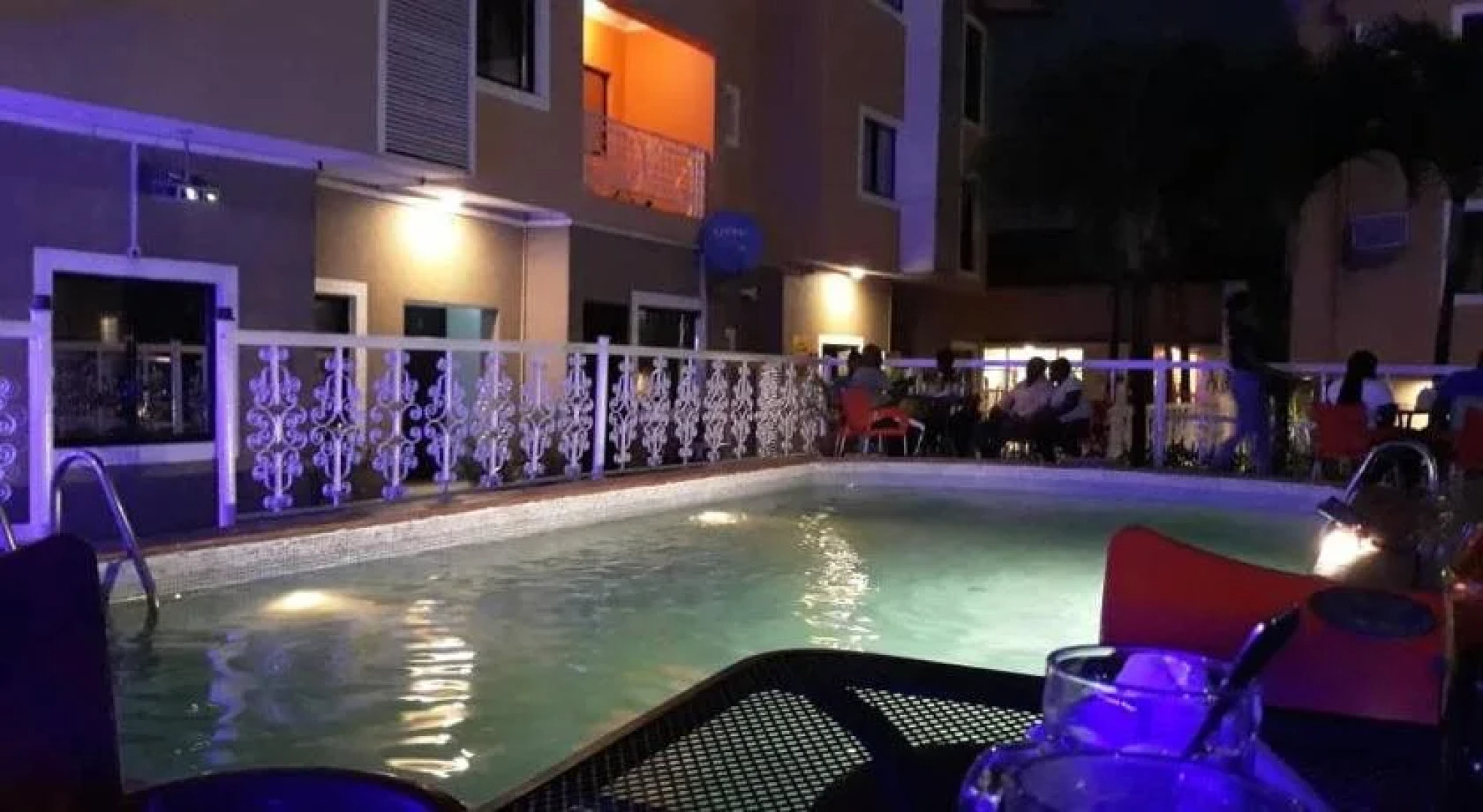 De-vine Plus Hotel and Suites