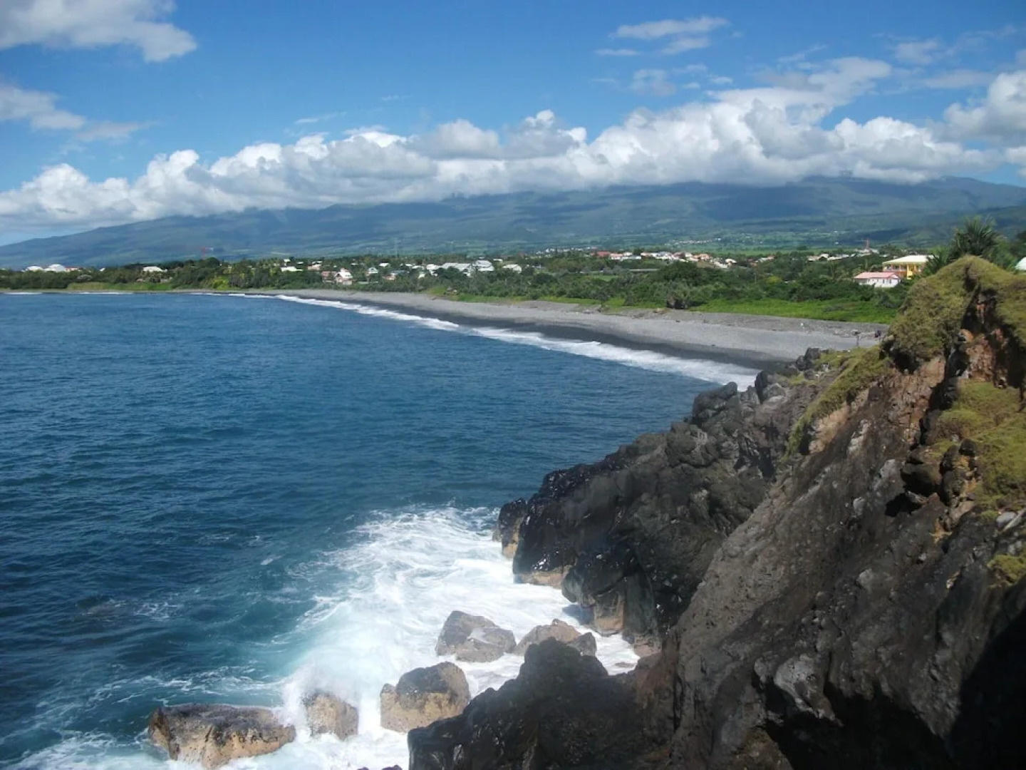 Apartment With one Bedroom in Saint-benoît, With Wonderful City View, Enclosed Garden and Wifi