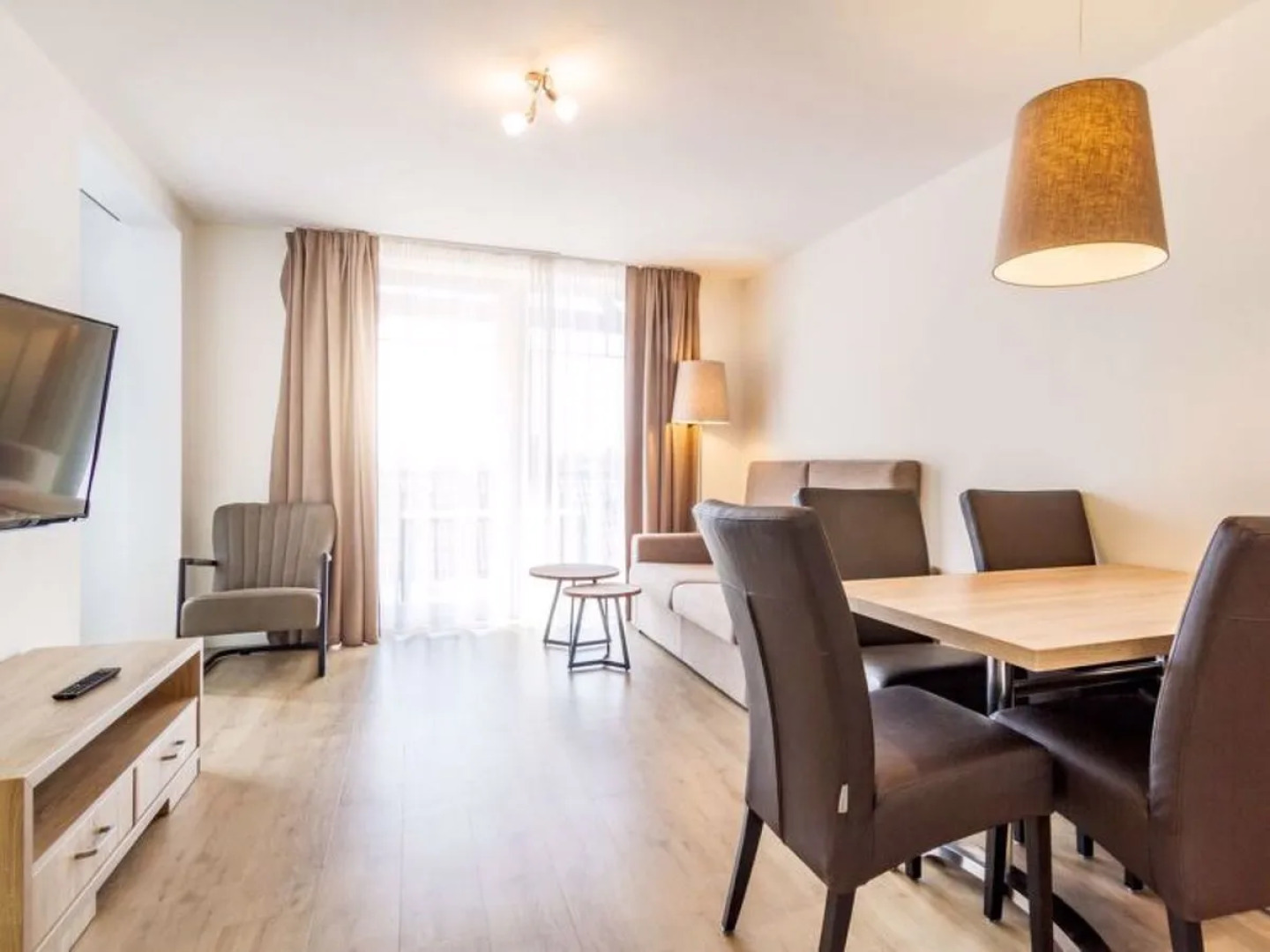 Lakeside Village 25463