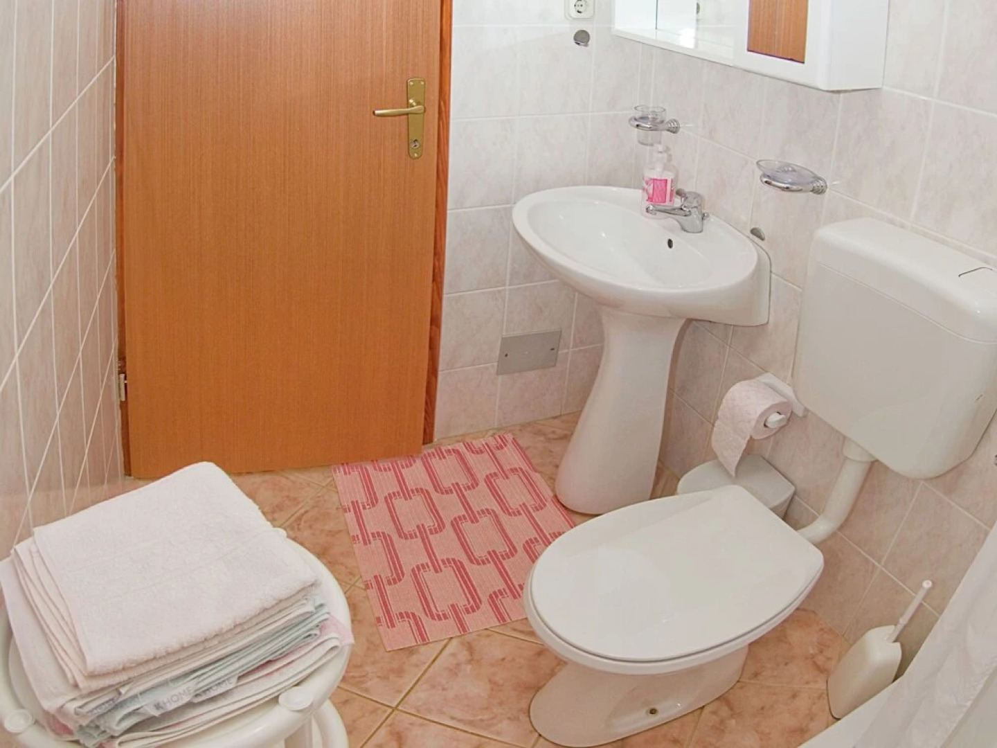 Spacious and Comfortable House With Beautiful Garden Near Tar and Beach 900 m